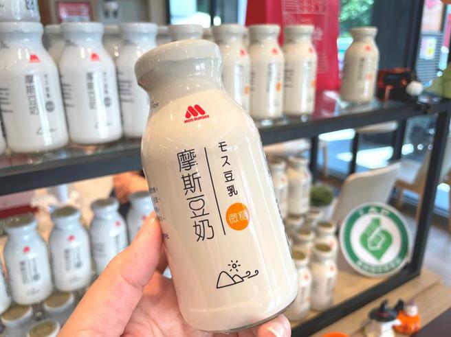 摩斯汉堡抢健康养生商机，携手臺中市大人物农产运销合作社合作摩推出摩斯豆奶。（图／摩斯汉堡）