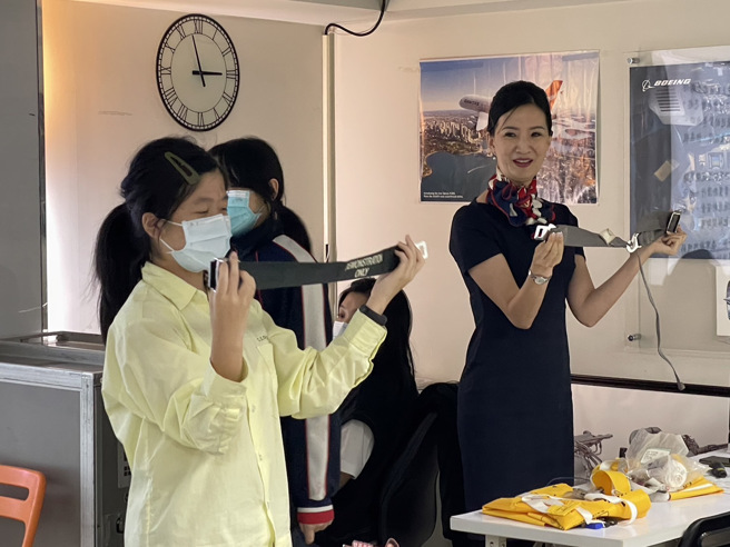 國中生參與職場體驗，對航空業相當感興趣。（航發協會提供）