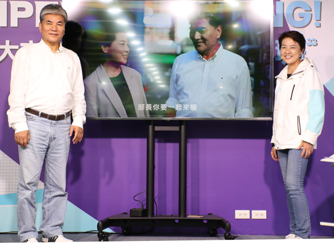  台北市长参选人黄珊珊（右）14日公布竞选影片「公办都更3.3计画」，邀请到一同拍摄影片的前内政部长李鸿源（左）出席，同时也为黄珊珊的都更政见背书。（郑任南摄）