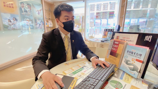 永庆房屋朱耆成经纪人曾经帮客户识破黑心房仲刻意隐瞒实价登录资讯，最后帮客户挽回200万元差价。(图/ 永庆房屋提供)