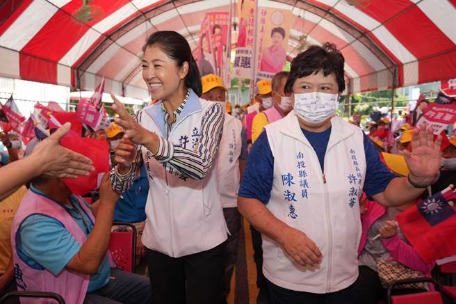 许淑华、陈淑惠成立水里联合竞选总部，两人在近800名乡亲簇拥、争相握手、「冻蒜」声不绝于耳下进场。（许淑华竞办提供／杨静茹南投传真）
