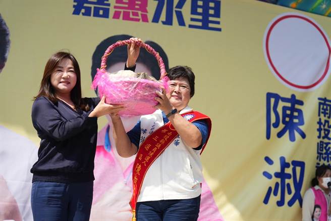 立委马文君则赠送陈淑惠、许淑华「包粽」祝福。（许淑华竞办提供／杨静茹南投传真）