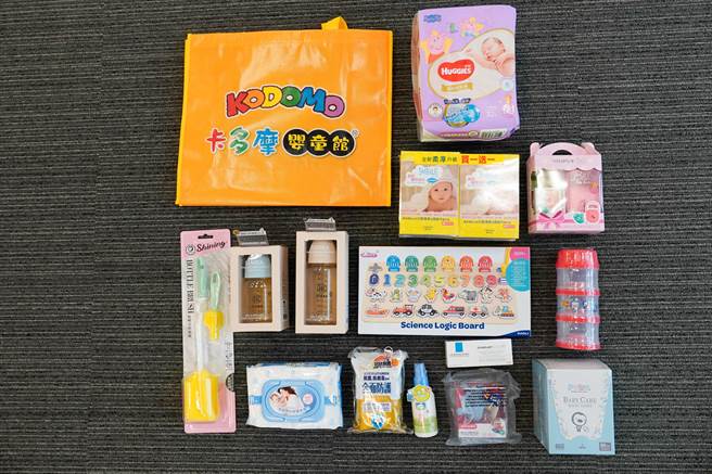 每份爱儿包含有奶瓶、尿布、湿纸巾、奶嘴、母婴营养品等17项育儿物品。（新北市社会局提供）