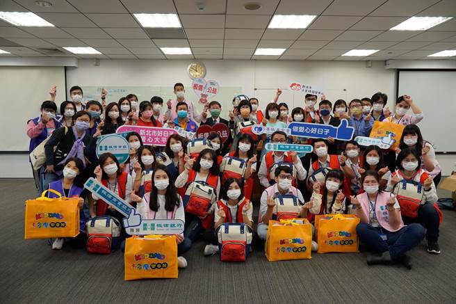 板信商业银行企业志工合力打包500份爱儿包。（新北市社会局提供）
