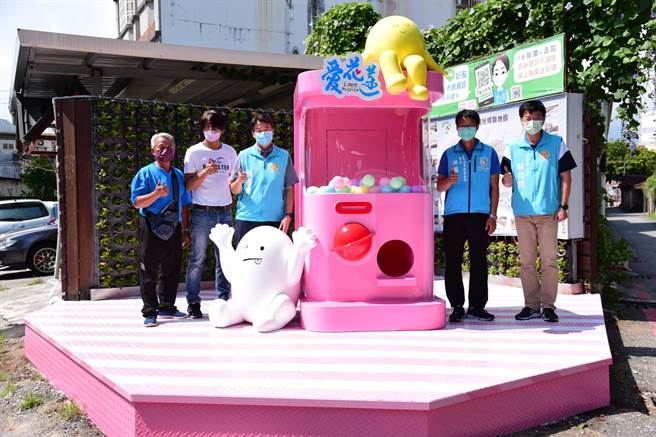 扭蛋机今正式座落在「葱油饼街」，市长魏嘉贤（左3）与农观课长洪国山、行政室主任顾颖群到场确认座落位置。（花莲市公所提供）