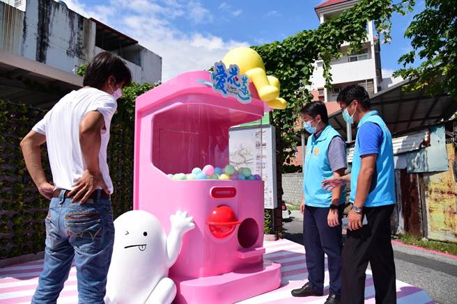 这座超大型扭蛋机台，希望让「葱油饼街」更具丰富及话题性。（花莲市公所提供）