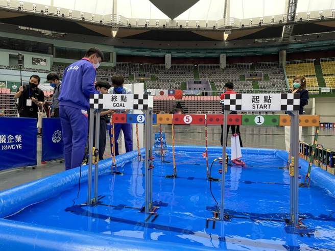 今年机器人赛事项目有水上龙舟机器人。（陈梦茹摄）