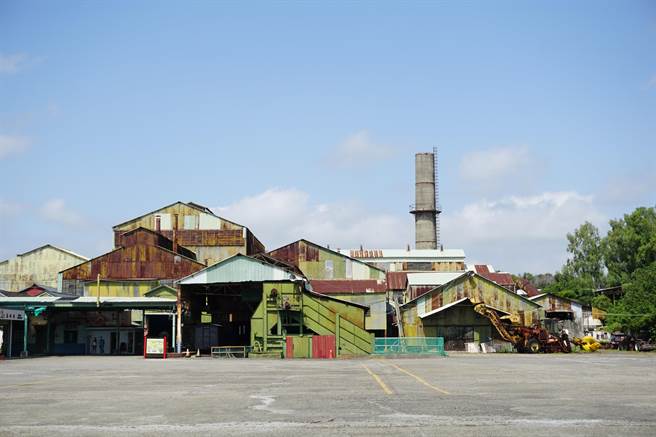 后里月眉糖厂烟囱顶部毁损严重，另4栋砂糖仓库屋顶倾颓。（陈淑娥摄）