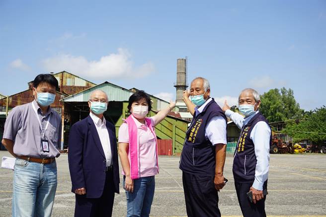 立委杨琼璎前往月眉糖厂关心烟囱顶部毁损情形，以及丰原医院设立后里住宿型长照机构及后里医院办理情形。（陈淑娥摄）