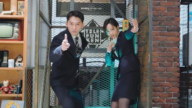 金钟视帝温升豪和北影影后王净化身汽车销售业务员。（国际富豪汽车提供）