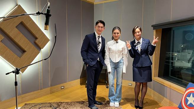 拜访艾怡良之际，王净趁机和歌后学习发声的技巧。（国际富豪汽车提供）