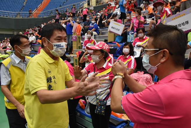 苗栗县长参选人锺东锦财产申报存款有1亿多元，是3人中最多。（谢明俊摄）