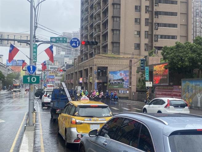 新庄区中正路与大观街路口，15日起开放机车可直接左转。（新北市交通局提供）