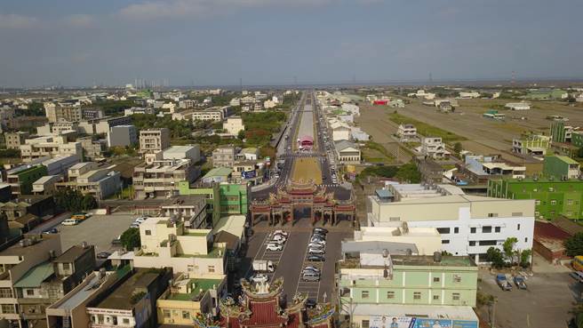 彰化滨海工业区开发工程二号联络道路滨二路14日正式通车，直通白色海豚屋，到芳苑海空步道也能一气呵成。（彰化县政府提供／吴敏菁彰化传真）