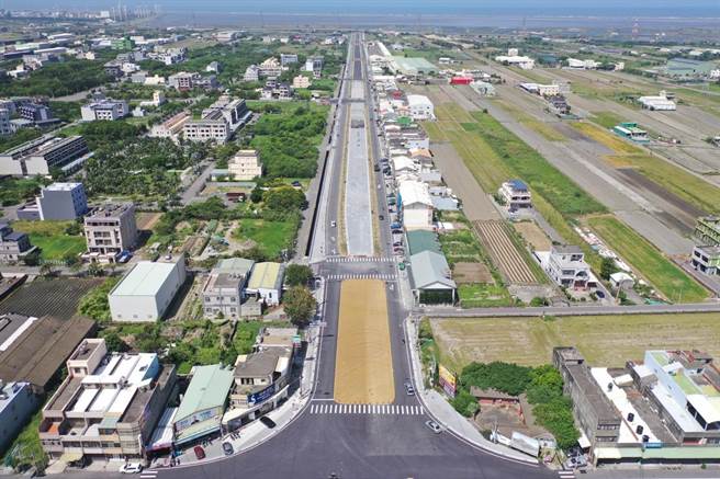 彰化滨海工业区开发工程二号联络道路滨二路14日正式通车，直通白色海豚屋，到芳苑海空步道也能一气呵成。（彰化县政府提供／吴敏菁彰化传真）