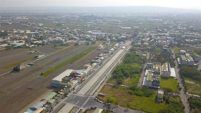 彰化滨海工业区开发工程二号联络道路滨二路14日正式通车，直通白色海豚屋，到芳苑海空步道也能一气呵成。（彰化县政府提供／吴敏菁彰化传真）