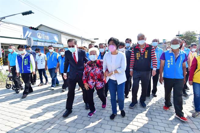 彰化滨海工业区开发工程二号联络道路滨二路14日正式通车，彰化县长王惠美扶老携幼走一程。（吴敏菁摄）