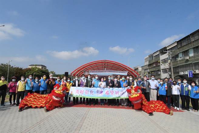 彰化滨海工业区开发工程二号联络道路滨二路14日正式通车，彰化县长王惠美扶老携幼走一程。（吴敏菁摄）
