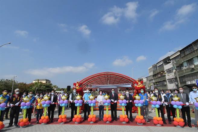 彰化滨海工业区开发工程二号联络道路滨二路14日正式通车，彰化县长王惠美扶老携幼走一程。（吴敏菁摄）
