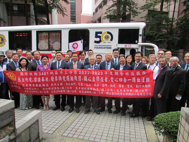 （康和證券與中興扶輪社等合辦捐血活動，董事長鄭大宇(前排左七)共同響應，總募集210袋、52,500 CC熱血。圖／康和證券提供）