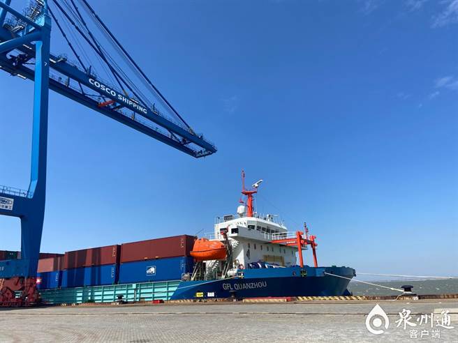 大陆与俄罗斯远东航线首航，班轮以泉州命名。图为满载着泉州货物的「沃德菲泉州」国际班轮。（泉州通）