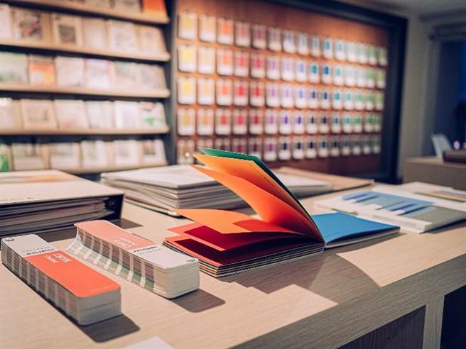 桃园设计库拥有丰富纸类样本。（青年局提供／蔡明亘桃园传真）