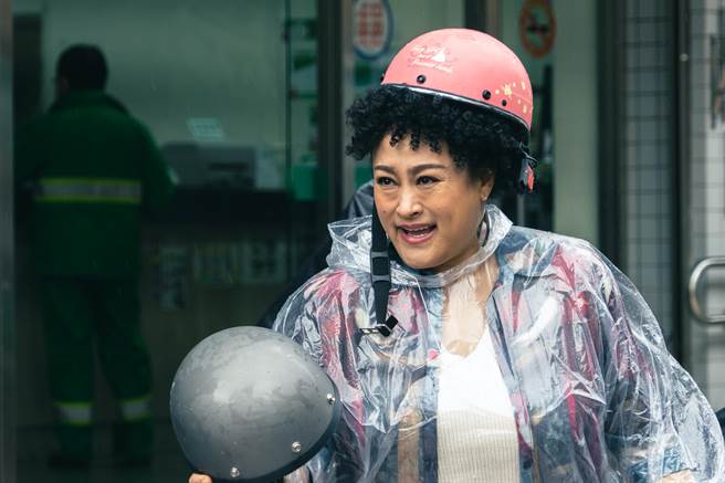 纪晓君在剧中演无厘头的妈妈，相当讨喜。（三合行销提供）
