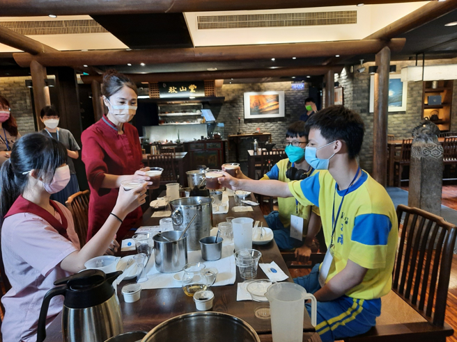 教育局及学生辅导谘商中心与民间团体如张秀菊社会福利慈善事业基金会、小北百货、春水堂携手合作，办理多元型态的外展方案。(图/台中市政府提供)