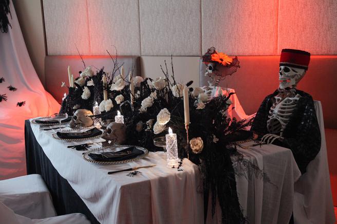 「FUN！万圣住房专案」住房专案含「恶魔的筵席」沉浸式用餐，非房客可以用1680元+10%加购。（六福旅游集团提供）