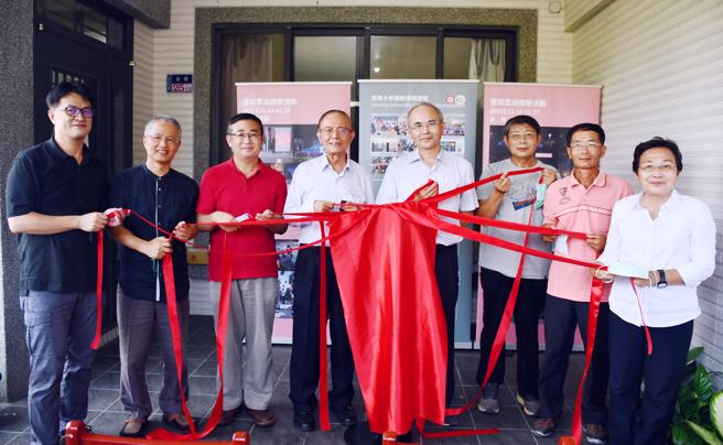 南華大學成立「麻園社區駐地工作站」，校長林聰明 (左4)出席揭牌儀式。(照片/南華大學提供)