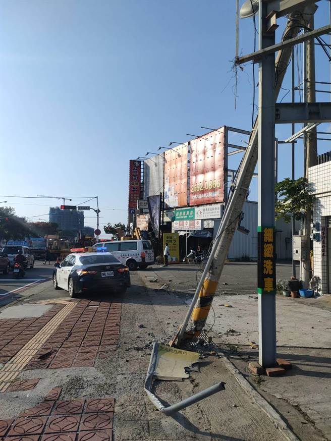 台中沙鹿向上路今天下午发生大车追撞事故。（民眾提供）