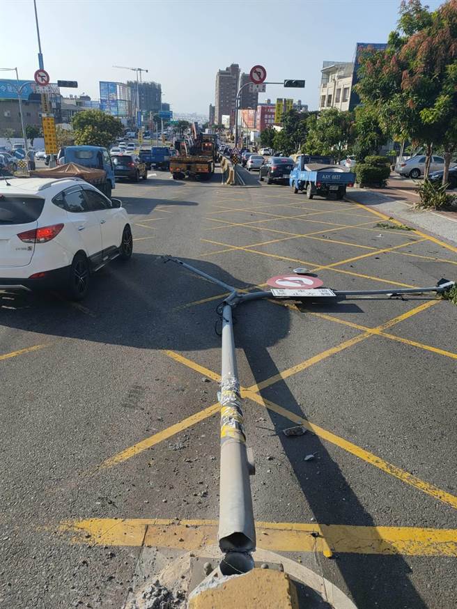 台中沙鹿向上路今天下午发生大车追撞事故。（民眾提供）