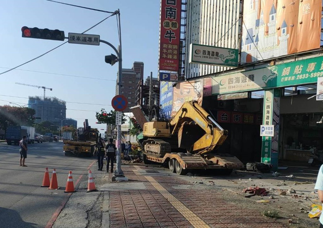 台中沙鹿向上路今天下午发生大车追撞事故。（民眾提供）