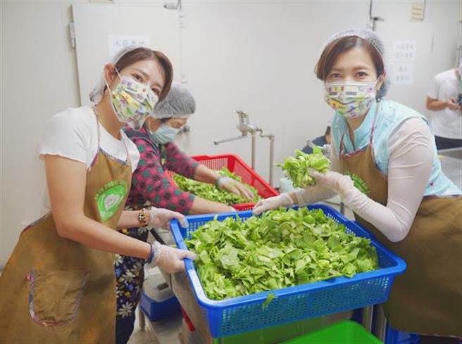 廖家仪、郭亚棠相约做公益包便当送独居老人。（民视提供）