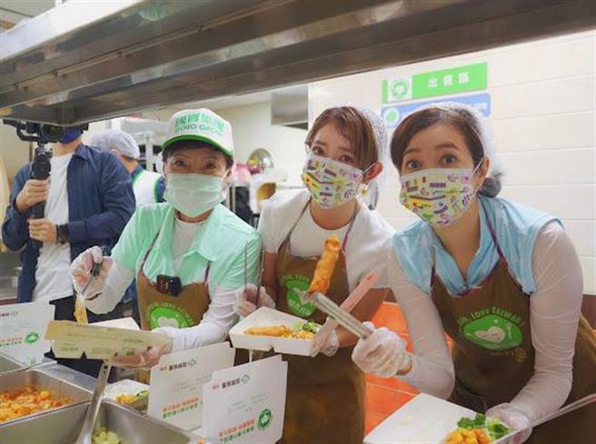 廖家仪和郭亚棠包442个便当送独居老人。（民视提供）