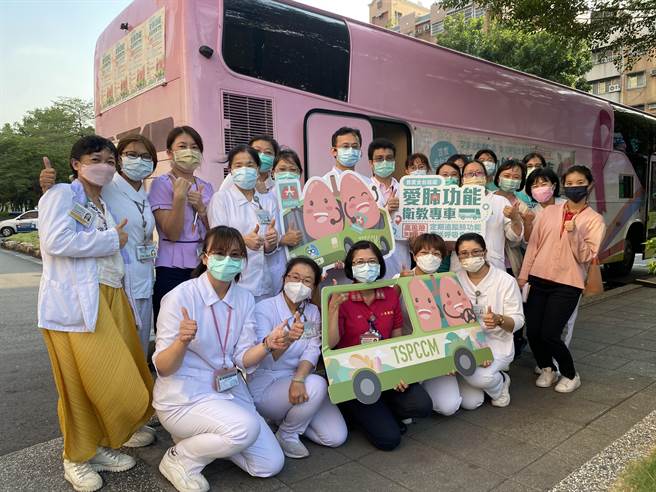 台灣胸腔暨重症加護醫學會與小港醫院共同合作，於10月13至14日在小港醫院舉辦「愛肺功能衛教專車」體驗活動。（翻攝照片／高雄洪靖宜傳真）