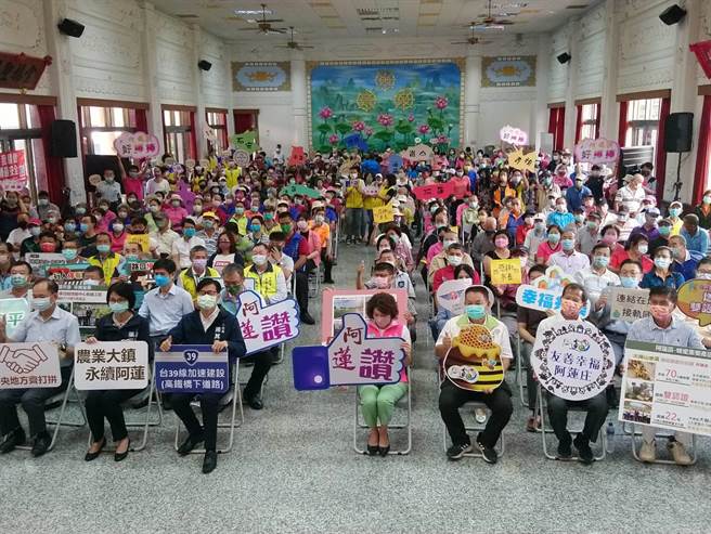 公路总局总工程司邓文广今天特别南下，与高雄市政府一起在阿莲荐善堂举办台39高铁桥下道路推动进度说明会，超过400位乡亲出席，聆听在地最关心的省道台39线高铁桥下道路推动进度。(林雅惠摄)