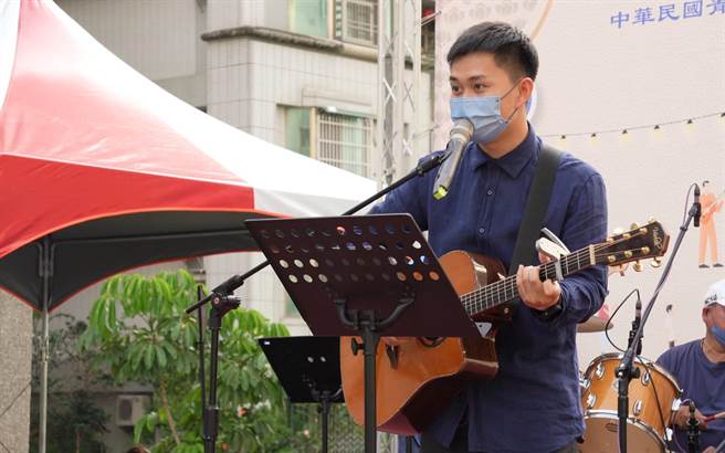 中华民国青年音乐研习学会今年举办多场公益音乐会，执行长蔡宗豪台上弹吉他献唱。（蔡宗豪阵营提供／程炳璋台南传真）