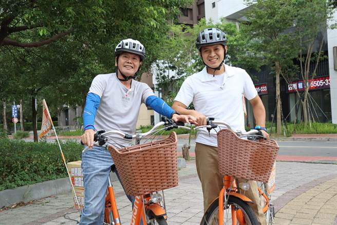 国民党竹北市长参选人林为洲（左）14日合体新竹市议员参选人何志勇，在竹北骑乘电动辅助自行车eBike，一起推广eBike共同政见。（邱立雅摄）