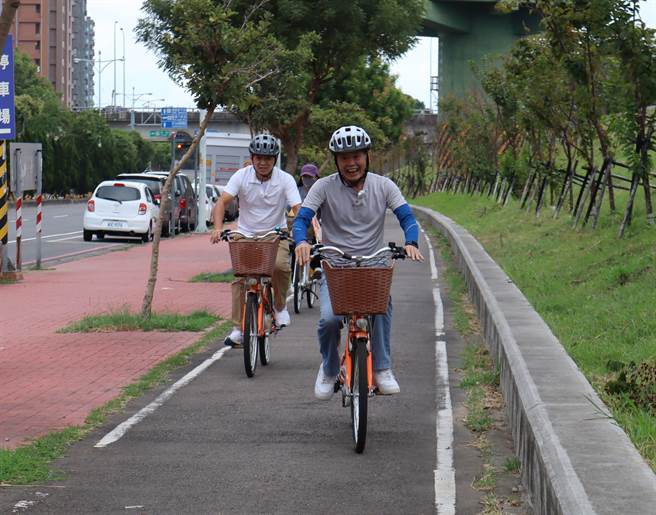 林为洲（右）与何志勇两人开心骑着电动自行车，享受吹风的快感。（邱立雅摄）