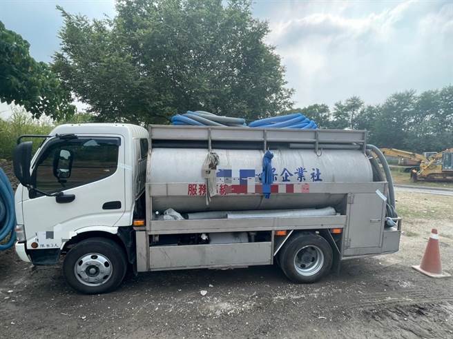 高市府環保局近日接獲民眾舉報，有非法業者私下收取水肥，並在大白天大喇喇掀開人孔蓋隨意偷排水肥，環保局14日跟監在鳳山區逮獲偷排業者。（高市府環保局提供／洪浩軒高雄傳真）