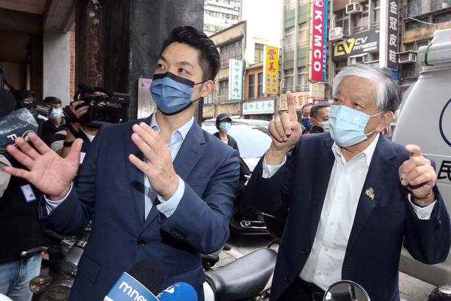 国民党台北市长参选人蒋万安（左），14日参访渭水驿站及拜会义美总经理高志明（右）向他请益食安议题。（邓博仁摄）