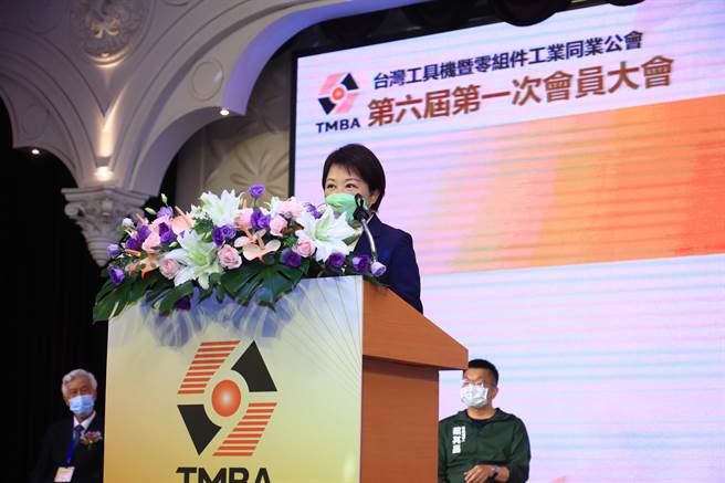 台中市长卢秀燕今天参加工具机公会会员大会，致词时保证会展中心一期开工，二期一定会做。（张亦惠摄）
