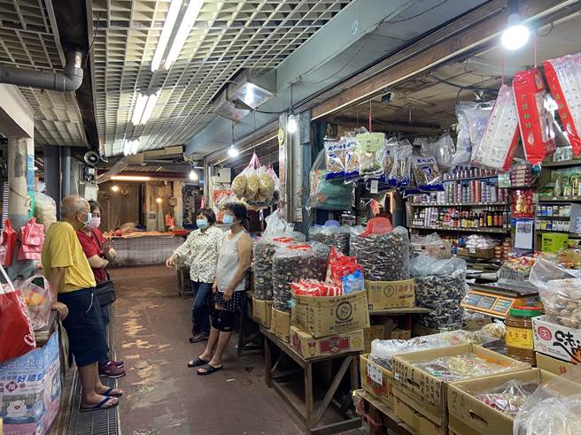 杨梅区公所社造团队22日将举办市场主题游程。图为杨梅第一市场内老店「德春号」由黄增荣先生于1966年创立。（杨梅区公所提供／蔡明亘桃园传真）