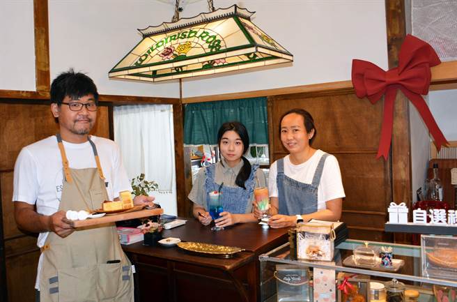 潘文彬（左）从程式设计师转职投入餐饮事业，选在日式建筑，营造大正时期的浪漫。（林和生摄）