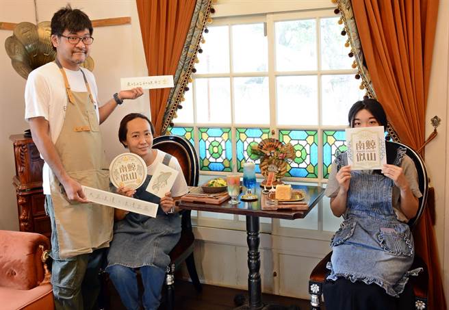 潘文彬（左）从程式设计师转职投入餐饮事业，选在日式建筑，营造大正时期的浪漫。（林和生摄）