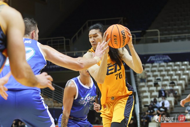 曾文鼎初次穿上中信特攻球衣拿下7分、4助攻。(T1联盟提供)