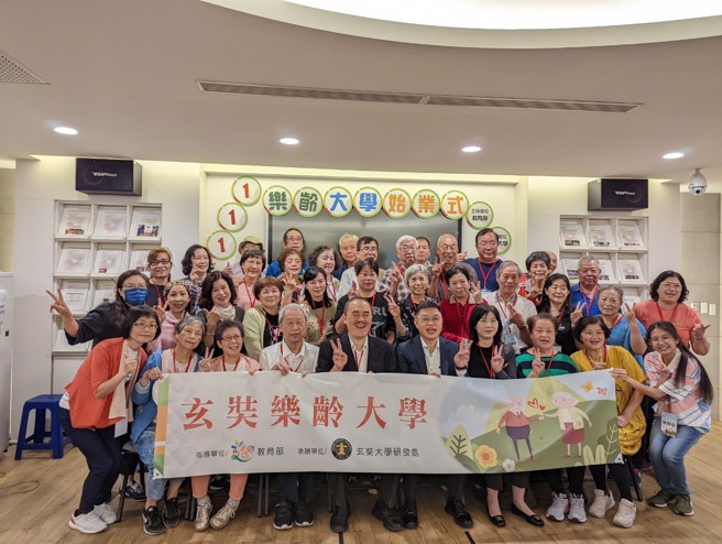 学员与校长简绍琦、计画主持人合照。(照片/玄奘大学提供)