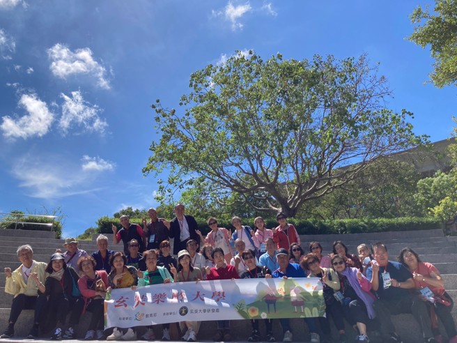 学员在释迦牟尼佛证道菩提树下开心合照。(照片/玄奘大学提供)