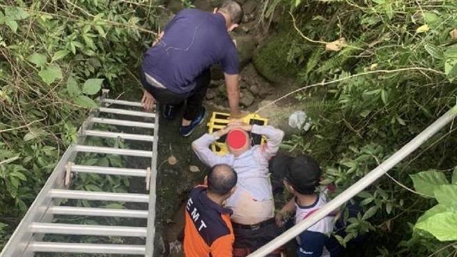 王姓老翁14日独自攀登关子岭大冻山，行走回程途中，为闪避后方来车，不慎踩空坠落3公尺深溪谷。（读者提供／张毓翎台南传真）